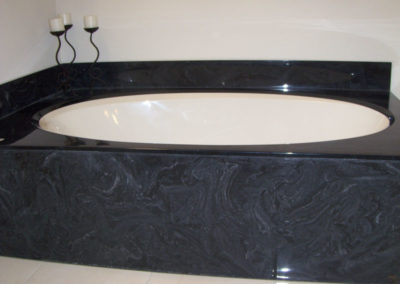 Mark-17-tub-in-two-toned-marble